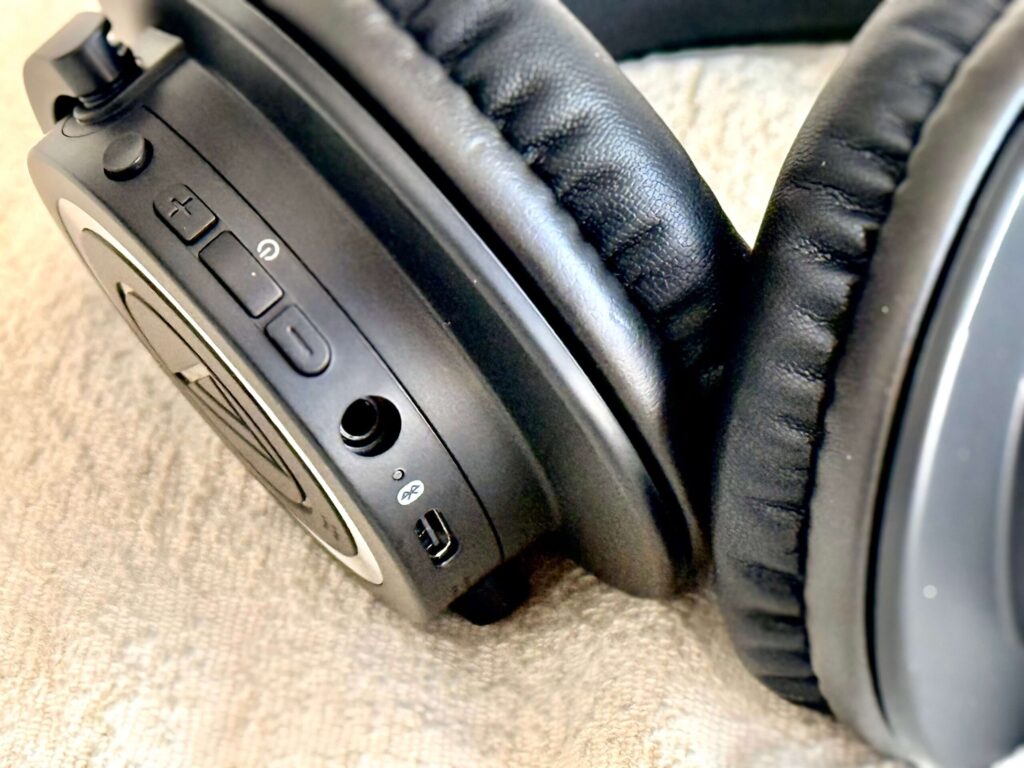 ATH-M50xBT2のイヤーカップと操作ボタン、3.5mm端子