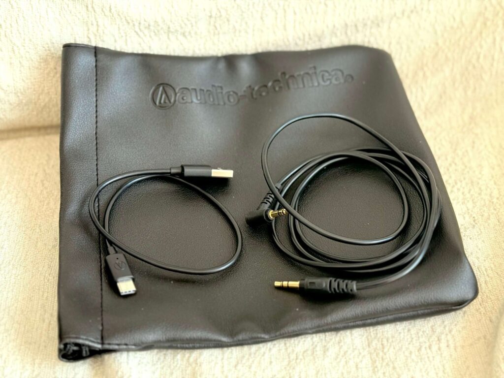 ATH-M50xBT2付属のUSB-C充電ケーブルと3.5mm有線ケーブル、収納ポーチ